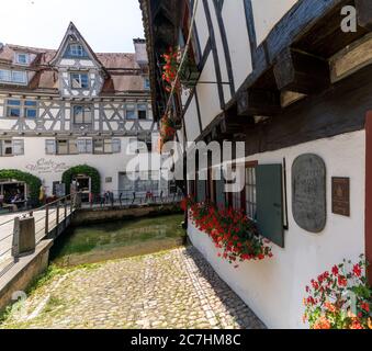 Ulm, BW - 14. Juli 2020: Blick auf das historische Häuptlings-Haus oder schiefes Haus in der Altstadt von Ulm Stockfoto