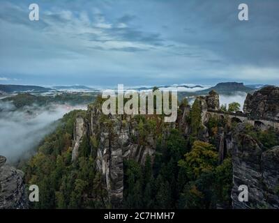 Tal, Felsen, Sandstein, Abgrund, Bergwald, Bastion, Farn, Moos, Herbst, Nationalpark, Sächsische Schweiz Stockfoto