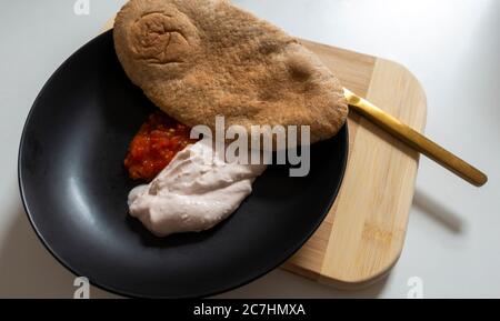 Taramosalata, Tomatensalsa und Pitta-Brot Stockfoto
