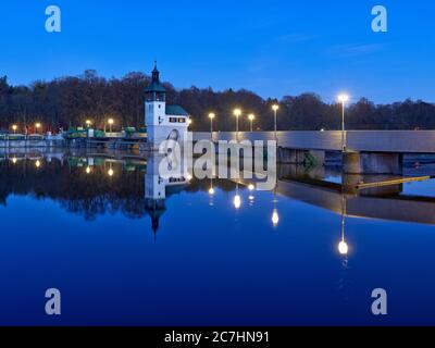 Wehr, Wehr, Abfluss, Fluss, Wasser, Beton, Uferbefestigung, Böschung, Schilf, Stein, Flussziegel Stockfoto