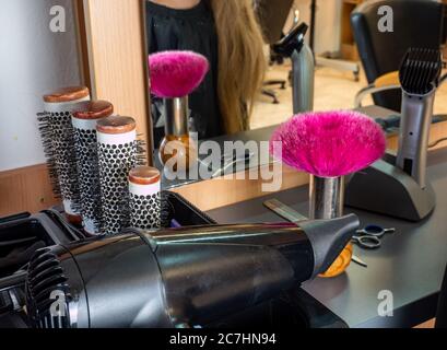 Friseursalon Blonde Frau Haare schneiden Stockfoto