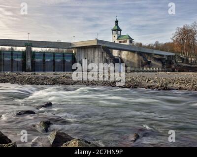 Wehr, Wehr, Abfluss, Fluss, Wasser, Beton, Kies, Wellenbrecher, Kiesbank Stockfoto