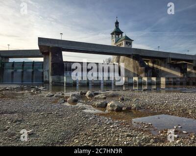 Wehr, Wehr, Abfluss, Fluss, Wasser, Beton, Kies, Wellenbrecher, Kiesbank Stockfoto