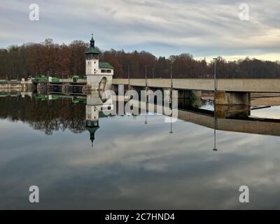 Wehr, Wehr, Abfluss, Fluss, Wasser, Beton Stockfoto