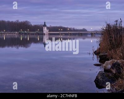 Wehr, Wehr, Abfluss, Fluss, Wasser, Beton, Uferbefestigungen, Laternen, Morgendämmerung, blaue Stunde Stockfoto