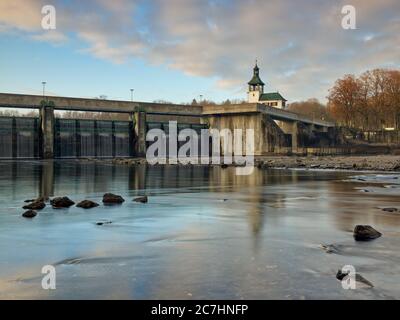 Wehr, Wehr, Abfluss, Fluss, Wasser, Beton Stockfoto