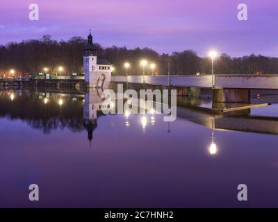 Wehr, Wehr, Abfluss, Fluss, Wasser, Beton, Uferbefestigungen, Laternen, Morgendämmerung, blaue Stunde Stockfoto