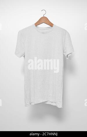 Weißes T-Shirt auf einem Kleiderbügel vor weißem Hintergrund Stockfoto