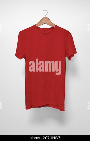 Rotes T-Shirt auf einem Kleiderbügel vor weißem Hintergrund Stockfoto