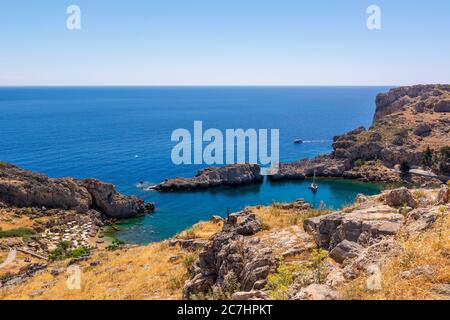 Blus Meer und Küste der Insel Rhodos in Lindos, Griechenland Stockfoto