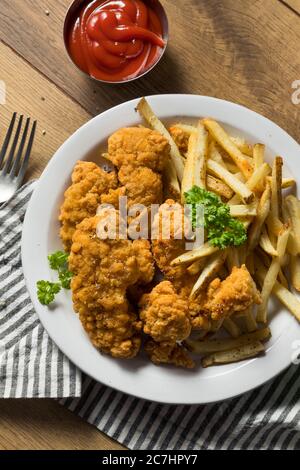 Fritte Chicken Tenders und Fries mit Sauce Stockfoto