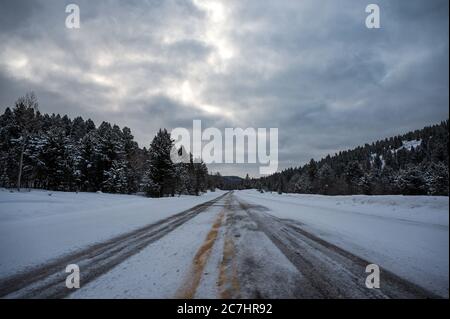 Gefrorene Straße von der Wasatch National Forest voller umgeben Flauschiger Schnee in Utah Stockfoto