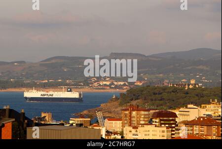 Blick auf die energiesparende PCTC mit Doppelantrieb und Sonneneinstrahlung am Abend Frachtschiff Galene von Neptune Lines verlässt den Hafen von Santander Kantabrien Spanien Stockfoto