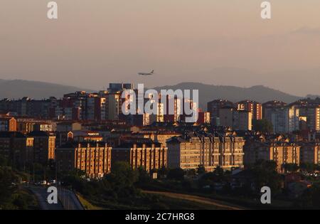 Abendlicher Blick auf Wohnblöcke und Ryanair 737-800-Flugzeug auf der Basis zum Flughafen Santander Seve Ballesteros in Kantabrien, Spanien Stockfoto