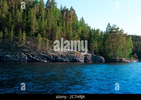 Ladoga See mit Steindamm in Sortavala Stockfoto