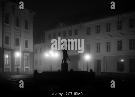 Tartu Rathausplatz in einer nebligen Nacht Stockfoto