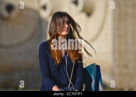 Frau in der Kaskade von Jerewan, Armenien Stockfoto