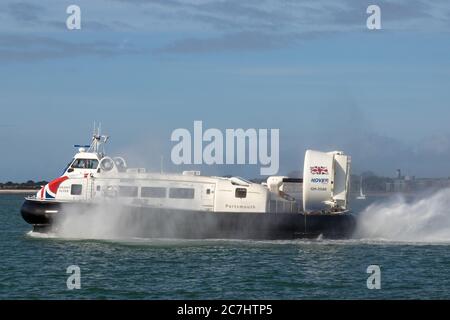 Die Portsmouth nach Isle of Wight Hovercraft verlassen Portsmouth von Southsea Beach Stockfoto