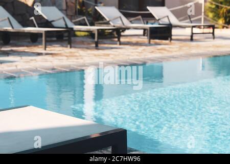 Sonnenliegen in der Nähe des Swimmingpools in einem Resort in San Teodoro, Sardinien Stockfoto