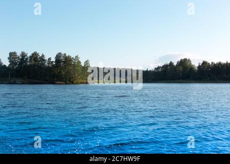 Ladoga See mit Steindamm in Sortavala Stockfoto