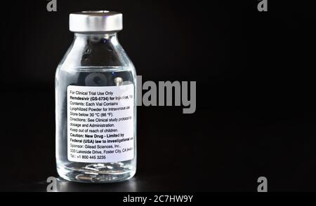 Liptovsky Hradok, Slowakei - 17. Mai 2020: Remdesivir-Etikett auf Impfstoffflaschen (Konzept, kein echtes Produkt). GS-5734 ist ein antivirales Medikament, das in Gilead entwickelt wurde Stockfoto