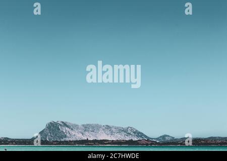 Hoch anwinklige Aufnahme von Hügeln am Ufer des Meeres in San Teodoro, Sardinien Stockfoto