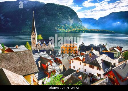 Blick über die Dächer der Hallstätter See und Hallstatt lutherischen Kirche. Lage: Resort Village Hallstatt, Salzkammergut, Österreich, Alpen. E Stockfoto