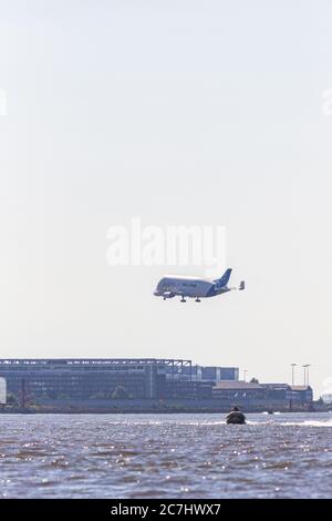 Airbus Beluga - das Transport- und Logistikflugzeug über die Elbe in Hamburg. Stockfoto