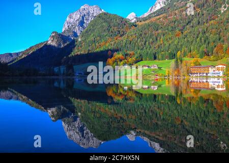 Fantastischer Herbstsonntag am Hintersee. Schöne Spiegelreflexion im Wasser des Hintersees. Lage: Resort Ramsau, Nationalpark Stockfoto