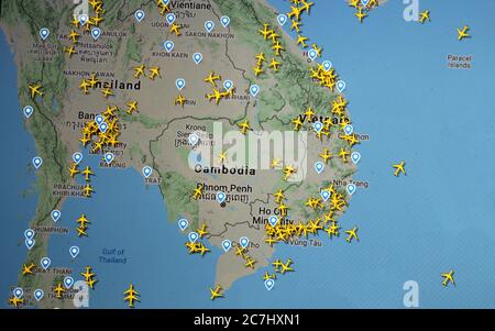 Flugverkehr über Thailand und Indochina (17. juli 2020, UTC 09.12) im Internet mit Flightradar 24-Website, während der Coronavirus-Pandemie Stockfoto