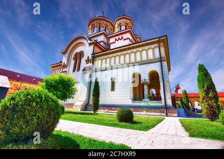 Die Krönungskirche in der Festung Alba Iulia. Dramatische Sommerszene von Siebenbürgen, Alba Iulia Stadt, Rumänien, Europa Stockfoto