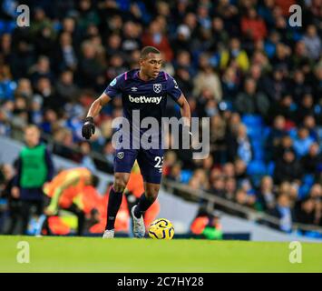 Februar 2020, Etihad Stadium, Manchester, England; Premier League, Manchester City gegen West Ham United: Issa Diop (23) von West Ham United läuft mit dem Ball Stockfoto