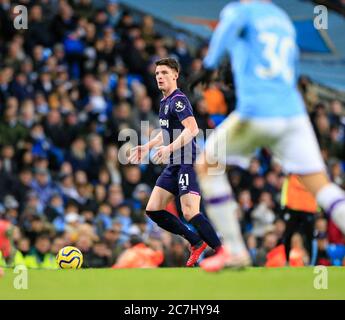 Februar 2020, Etihad Stadium, Manchester, England; Premier League, Manchester City gegen West Ham United: Declan Rice (41) von West Ham United läuft mit dem Ball Stockfoto