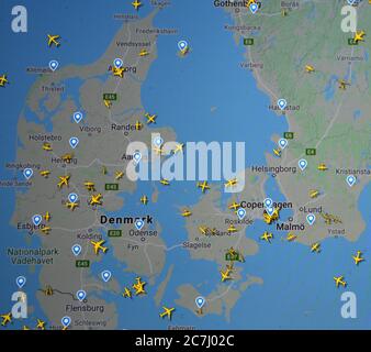 Flugverkehr über Dänemark und Schweden (17. juli 2020, UTC 15.03) im Internet mit Flightradar 24-Website, während der Coronavirus-Pandemie Stockfoto