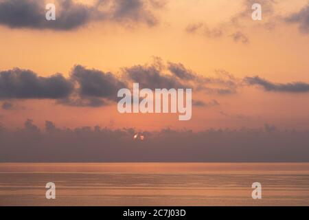 Sizilien - sonnige Eindrücke der Äolischen Inseln, auch als Äolische Inseln oder Isole Eolie bekannt: Lipari, Stromboli, Salina, Vulcano, Panarea, Filicudi und Alicudi. Sonnenaufgang vor Lipari. Stockfoto