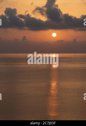 Sizilien - sonnige Eindrücke der Äolischen Inseln, auch als Äolische Inseln oder Isole Eolie bekannt: Lipari, Stromboli, Salina, Vulcano, Panarea, Filicudi und Alicudi. Sonnenaufgang vor Lipari. Stockfoto