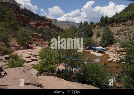 Slide Rock State Park ist ein beliebtes Ziel, um sich im Sommer mit einer natürlichen Wasserrutsche in Sedona, Arizona, abzukühlen. Stockfoto