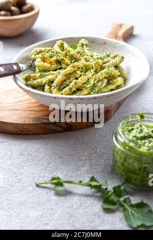 Pasta lorighittas von Sardinien. Loriguittas mit Pesto in Kräutersauce. In Weißteller. Stockfoto