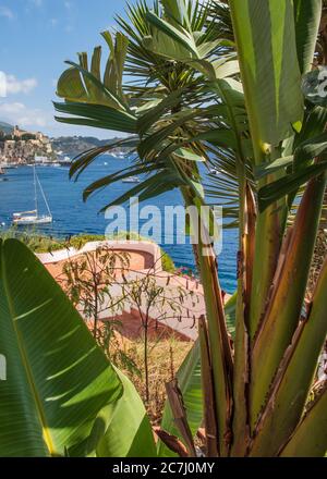 Sizilien - sonnige Eindrücke der Äolischen Inseln, auch als Äolische Inseln oder Isole Eolie bekannt: Lipari, Stromboli, Salina, Vulcano, Panarea, Filicudi und Alicudi. Blick auf Lipari Stadt. Stockfoto