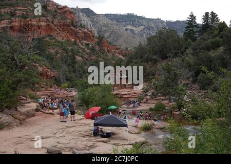 Slide Rock State Park ist ein beliebtes Ziel, um sich im Sommer mit einer natürlichen Wasserrutsche in Sedona, Arizona, abzukühlen. Stockfoto