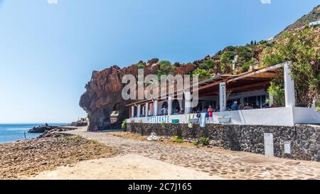 Sizilien - sonnige Eindrücke der Äolischen Inseln, auch als Äolische Inseln oder Isole Eolie bekannt: Lipari, Stromboli, Salina, Vulcano, Panarea, Filicudi und Alicudi. Abgeschiedenes Restaurant auf Alicudi Island. Stockfoto