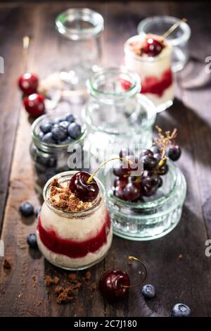 Obst Naturjoghurt mit Himbeeren Heidelbeeren und Trauben.gesunde Lebensmittel und Getränke.Country-Stil. Stockfoto