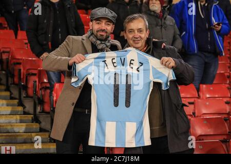 10. Januar 2020, Bramall Lane, Sheffield, England; Premier League, Sheffield United v West Ham United: Zwei West Ham Fans halten ein Tevez shirt Credit: Mark Cosgrove/News Bilder Stockfoto