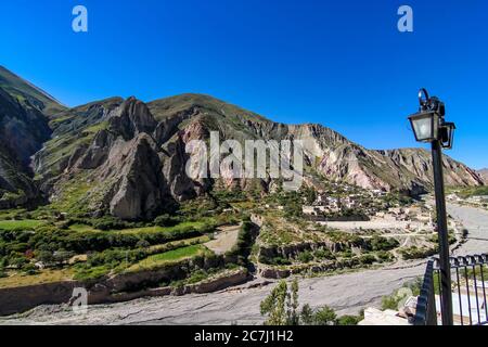 Querformat aus einem kleinen Dorf von Iruya, Argentinien, Südamerika an einem sonnigen Tag. Stockfoto