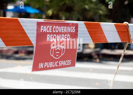 Gesichtsbedeckung erforderliche Warnschilder für Gesichtsmasken auf öffentlichen Straßen während COVID 19 Coronavirus Stockfoto