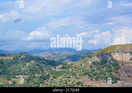 Landschaftsansicht mit bewölktem Himmel und Hügeln in Sizilien Stockfoto