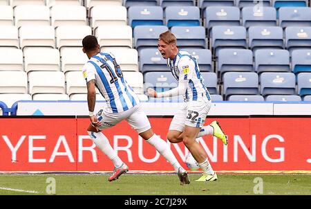 Emile Smith Rowe von Huddersfield Town feiert das zweite Tor seiner Spielesmannschaft während des Sky Bet Championship-Spiels im John Smith's Stadium, Huddersfield. Stockfoto