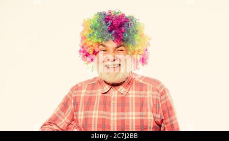 Lustiger Lebensstil. Spaß und Unterhaltung. Comic Happy Grandfather Konzept. Zirkus-Show. Älterer Clown. Mann Senior bärtige fröhliche Person trägt bunte Regenbogenperücke. Opa immer Spaß. Viel Spaß. Stockfoto