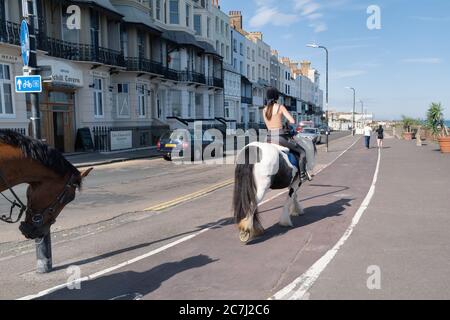 Ramsgate, UK - Juli 13 2020 2020 der ungewöhnliche Anblick von zwei Pferden auf der Radstraße der Royal Parade. Stockfoto