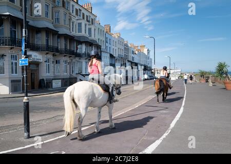 Ramsgate, UK - Juli 13 2020 2020 der ungewöhnliche Anblick von zwei Pferden auf der Radstraße der Royal Parade. Stockfoto